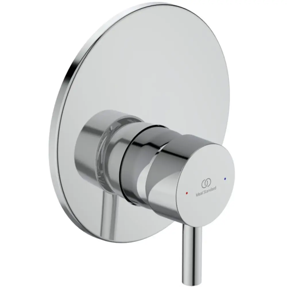 Kleine chromfarbene Brausearmatur von Ideal Standard mit runder Wandplatte und Bedienknopf für Temperatur- und Wassermengenregelung.